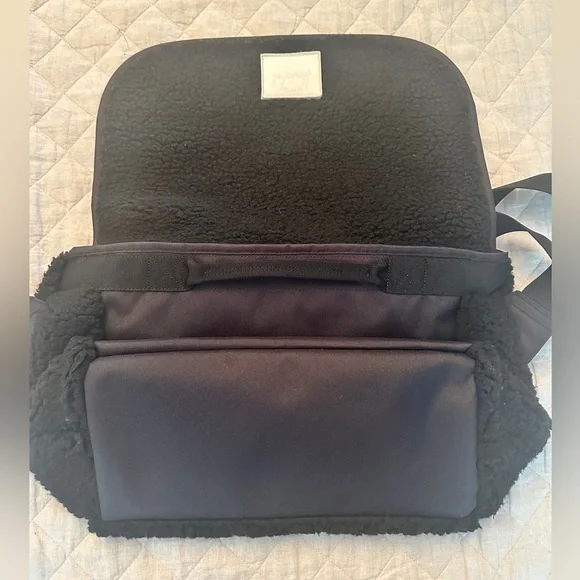 🆕 Pop-In @Nordstrom x Herschel Supply Co Sutton Messenger Bag 🖤🐻 NWT - Picture 2 of 7